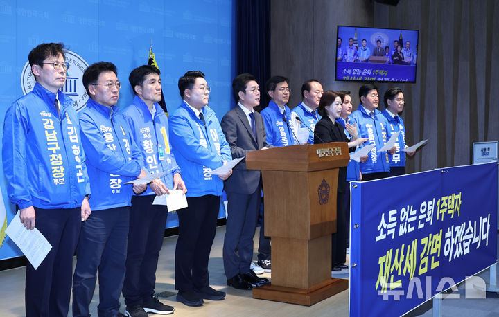 [서울=뉴시스] 김금보 기자 = 정원오 더불어민주당 서울시장 후보와 서울지역 구청장 후보들이 13일 오전 서울 여의도 국회 소통관에서 공약발표 기자회견을 하고 있다. 2026.05.13. kgb@newsis.com