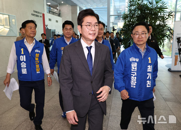 [서울=뉴시스] 김금보 기자 = 정원오 더불어민주당 서울시장 후보가 13일 오전 서울 여의도 국회 소통관에서 공약 발표 기자회견을 마친 뒤 이동하고 있다. 2026.05.13. kgb@newsis.com