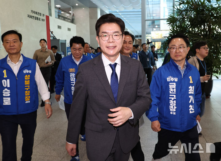 [서울=뉴시스] 김금보 기자 = 정원오 더불어민주당 서울시장 후보가 13일 오전 서울 여의도 국회 소통관에서 공약 발표 기자회견을 마친 뒤 이동하고 있다. 2026.05.13. kgb@newsis.com