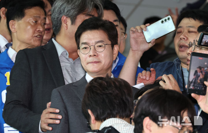 [서울=뉴시스] 김금보 기자 = 정원오 더불어민주당 서울시장 후보가 13일 오전 서울 여의도 국회 소통관에서 자신의 폭행전과에 대한 취재진 질문에 답변하지 않고 이동하고 있다. 2026.05.13. kgb@newsis.com