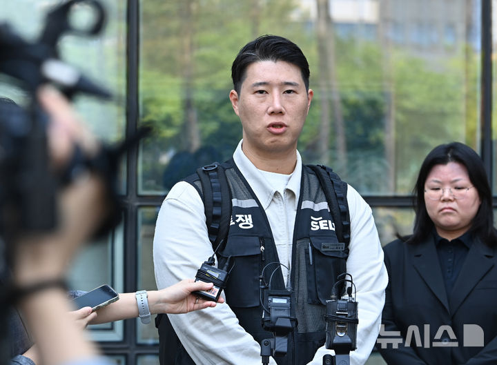 [수원=뉴시스] 김종택기자 = 최승호 초기업노조 삼성전자지부 위원장이 13일 경기 수원시 영통구 수원지방법원에서 열린 삼성전자 노조 위법 쟁의행위 금지 가처분 신청 2차 심문을 마친 뒤 취재진 질문에 답하고 있다. 2026.05.13. jtk@newsis.com