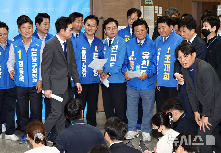 [서울=뉴시스] 김금보 기자 = 정원오 더불어민주당 서울시장 후보가 13일 오전 서울 여의도 국회 소통관에서 자신의 폭행전과에 대한 취재진 질문에 답변하지 않고 이동하고 있다. 2026.05.13. kgb@newsis.com