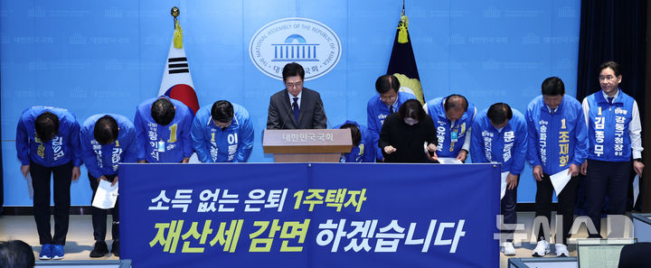 [서울=뉴시스] 김금보 기자 = 정원오 더불어민주당 서울시장 후보와 서울지역 구청장 후보들이 13일 오전 서울 여의도 국회 소통관에서 공약발표 기자회견을 마친 뒤 인사하고 있다. 2026.05.13. kgb@newsis.com