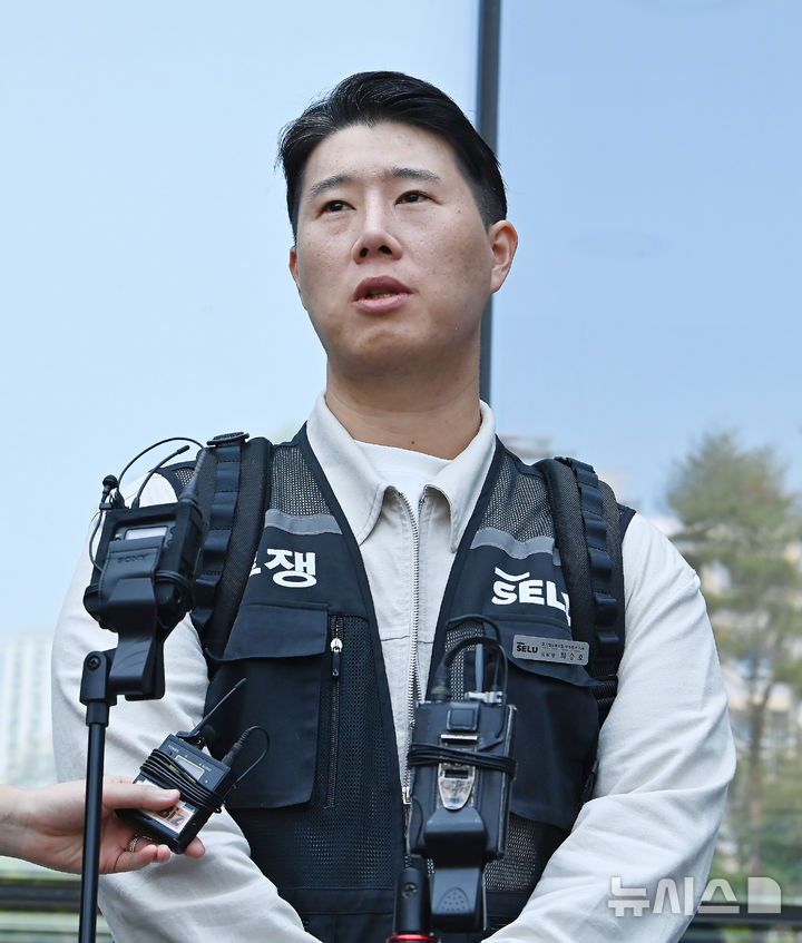 [수원=뉴시스] 김종택기자 = 최승호 초기업노조 삼성전자지부 위원장이 13일 경기 수원시 영통구 수원지방법원에서 열린 삼성전자 노조 위법 쟁의행위 금지 가처분 신청 2차 심문을 마친 뒤 입장을 밝히고 있다. 2026.05.13. jtk@newsis.com