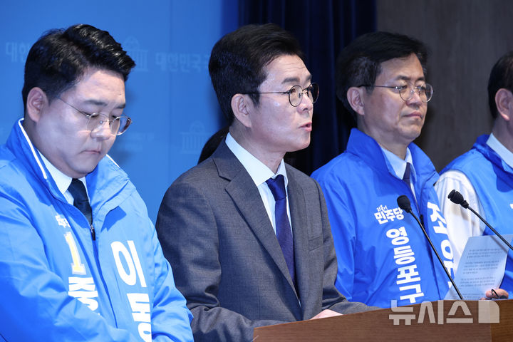 [서울=뉴시스] 김금보 기자 = 정원오 더불어민주당 서울시장 후보와 서울지역 구청장 후보들이 13일 오전 서울 여의도 국회 소통관에서 공약발표 기자회견을 하고 있다. 2026.05.13. kgb@newsis.com