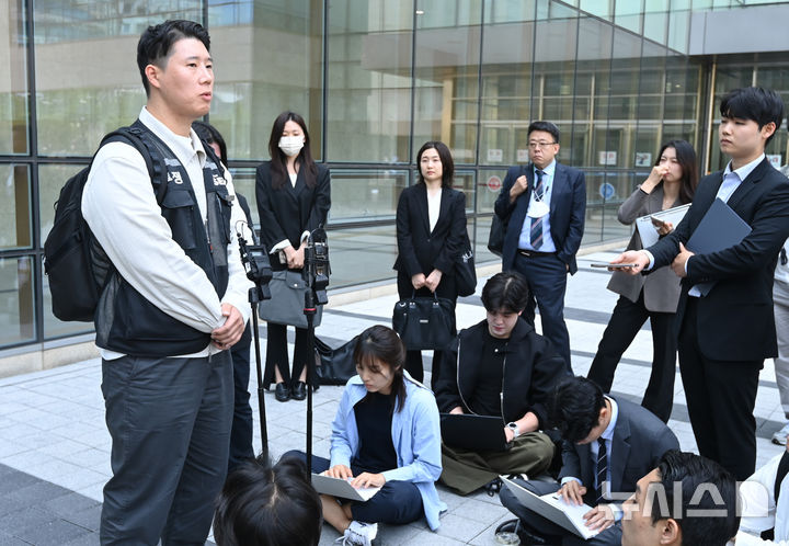 [수원=뉴시스] 김종택기자 = 최승호 초기업노조 삼성전자지부 위원장이 13일 경기 수원시 영통구 수원지방법원에서 열린 삼성전자 노조 위법 쟁의행위 금지 가처분 신청 2차 심문을 마친 뒤 취재진 질문에 답하고 있다. 2026.05.13. jtk@newsis.com