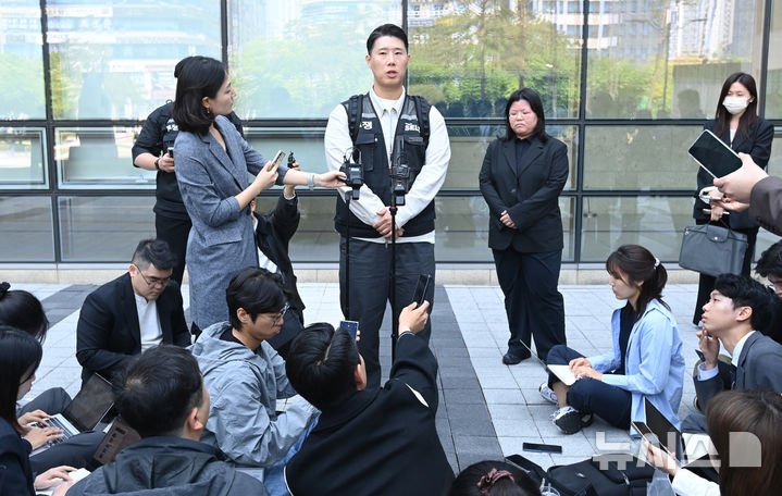 [수원=뉴시스] 김종택기자 = 최승호 초기업노조 삼성전자지부 위원장이 13일 경기 수원시 영통구 수원지방법원에서 열린 삼성전자 노조 위법 쟁의행위 금지 가처분 신청 2차 심문을 마친 뒤 취재진 질문에 답하고 있다. 2026.05.13. jtk@newsis.com