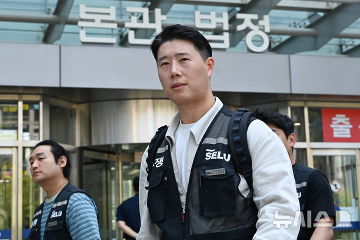 [수원=뉴시스] 김종택기자 = 최승호 초기업노조 삼성전자지부 위원장이 13일 경기 수원시 영통구 수원지방법원에서 열린 삼성전자 노조 위법 쟁의행위 금지 가처분 신청 2차 심문을 마친 뒤 법원을 나서고 있다. 2026.05.13. jtk@newsis.com