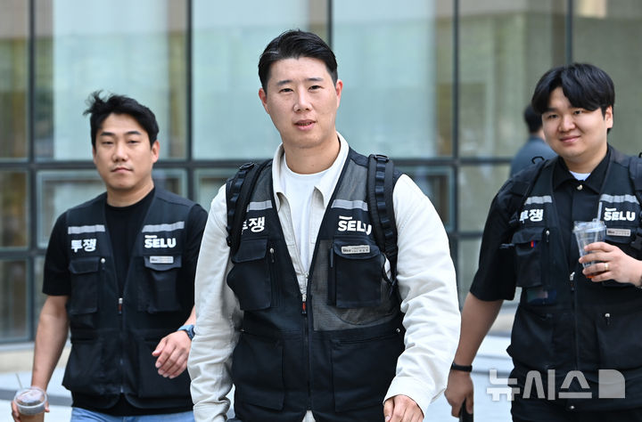 [수원=뉴시스] 김종택기자 = 최승호 초기업노조 삼성전자지부 위원장이 13일 경기 수원시 영통구 수원지방법원에서 열린 삼성전자 노조 위법 쟁의행위 금지 가처분 신청 2차 심문을 마친 뒤 법원을 나서고 있다. 2026.05.13. jtk@newsis.com