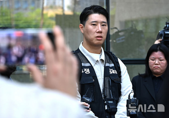[수원=뉴시스] 김종택기자 = 최승호 초기업노조 삼성전자지부 위원장이 지난 13일 경기 수원시 영통구 수원지방법원에서 열린 삼성전자 노조 위법 쟁의행위 금지 가처분 신청 2차 심문을 마친 뒤 취재진 질문에 답하고 있다. 2026.05.13. jtk@newsis.com