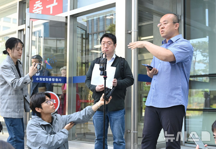 [수원=뉴시스] 김종택기자 = 민경권 대한민국주주운동본부 대표가 13일 경기 수원시 영통구 수원지방법원에서 삼성전자가 지난달 제기한 '위법쟁의행위 금지 가처분' 인용을 호소하는 내용의 탄원서를 제출한 뒤 입장을 밝히고 있다. 2026.05.13. jtk@newsis.com