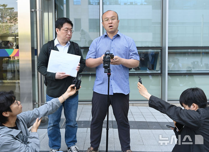 [수원=뉴시스] 김종택기자 = 민경권 대한민국주주운동본부 대표가 13일 경기 수원시 영통구 수원지방법원에서 삼성전자가 지난달 제기한 '위법쟁의행위 금지 가처분' 인용을 호소하는 내용의 탄원서를 제출한 뒤 입장을 밝히고 있다. 2026.05.13. jtk@newsis.com