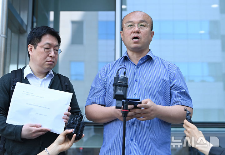 [수원=뉴시스] 김종택기자 = 민경권 대한민국주주운동본부 대표가 13일 경기 수원시 영통구 수원지방법원에서 삼성전자가 지난달 제기한 '위법쟁의행위 금지 가처분' 인용을 호소하는 내용의 탄원서를 제출한 뒤 입장을 밝히고 있다. 2026.05.13. jtk@newsis.com