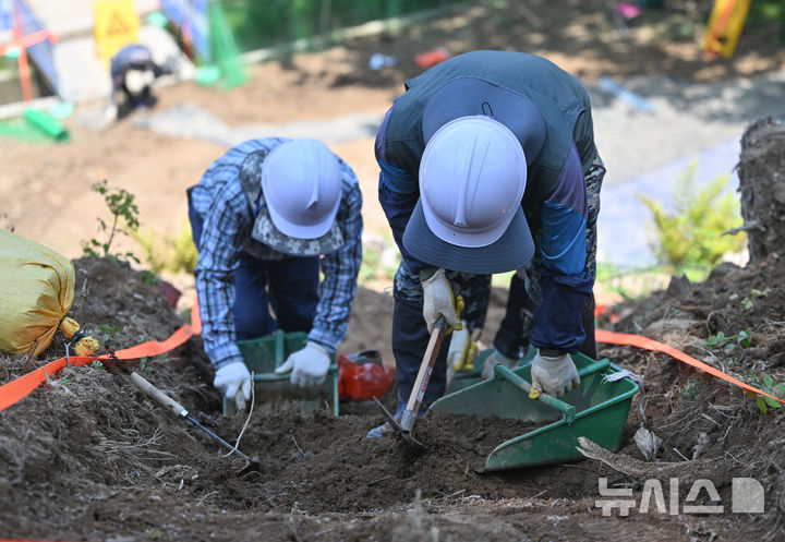 [광주=뉴시스] 이영주 기자 = 13일 오전 광주 북구 효령동 한 야산 5·18민주화운동 희생자들이 암매장 된 것으로 추정된 장소에서 발굴 작업이 진행되고 있다. 2026.05.13.leeyj2578@newsis.com