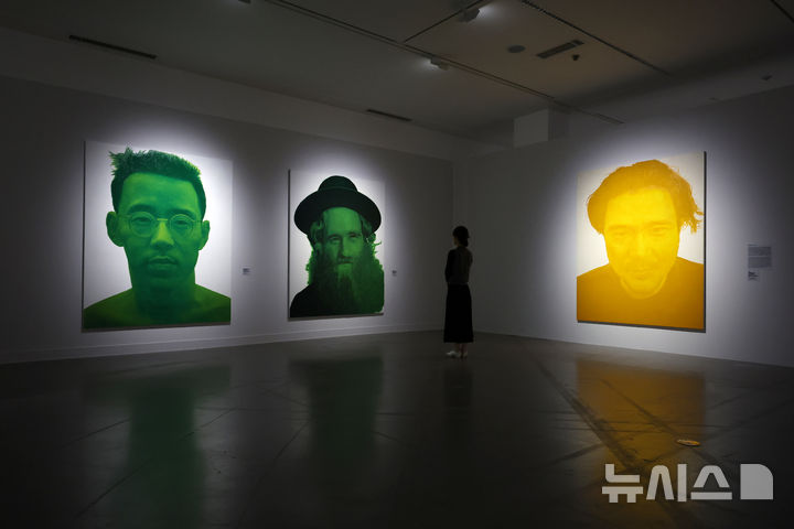 [과천=뉴시스] 박진희 기자 = 국립현대미술관은 일본 요코하마미술관과 공동주최로 '로드 무비: 1945년 이후 한·일 미술' 기자간담회를 13일 경기 국립현대미술관 과천에서 갖고 고낙범 작가의 '포트레이트 뮤지엄-신체에서 얼굴로' 작품을 선보이고 있다. 2026.05.13. pak7130@newsis.com