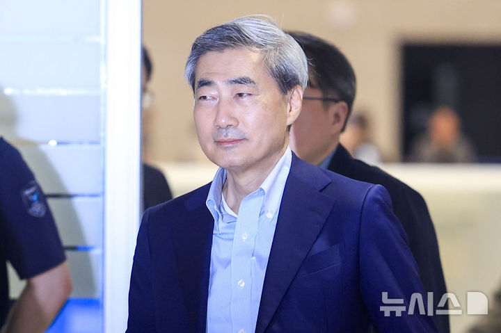 [인천공항=뉴시스] 정병혁 기자 = 스위스에서 열린 정례 BIS 이사회 출장을 마친 신현송 한국은행 총재가 지난 13일 인천국제공항으로 귀국하고 있다. 2026.05.13. jhope@newsis.com