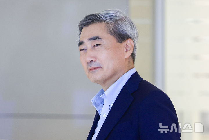 [인천공항=뉴시스] 정병혁 기자 = 스위스에서 열린 정례 BIS 이사회 출장을 마친 신현송 한국은행 총재가 13일 인천국제공항으로 귀국하고 있다. 2026.05.13. jhope@newsis.com