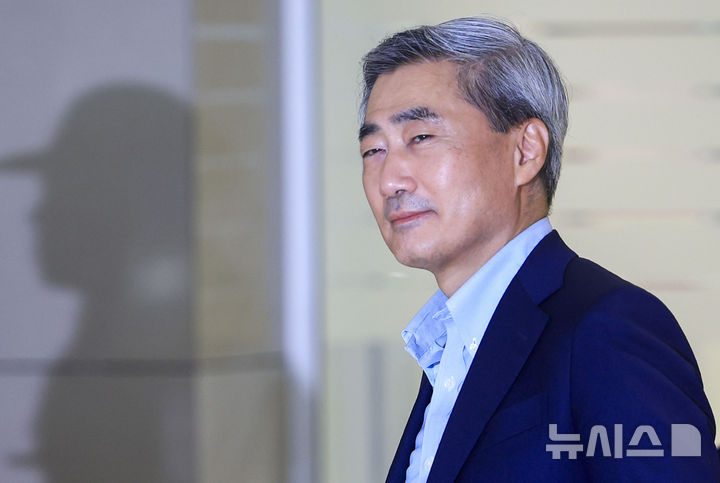[인천공항=뉴시스] 정병혁 기자 = 스위스에서 열린 정례 BIS 이사회 출장을 마친 신현송 한국은행 총재가 지난 13일 인천국제공항으로 귀국하고 있다. 2026.05.13. jhope@newsis.com