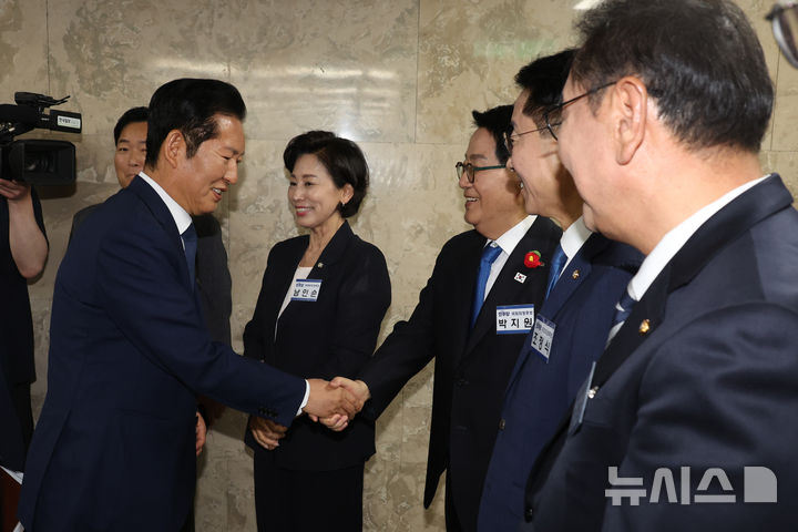 [서울=뉴시스] 고승민 기자 = 정청래 더불어민주당 대표가 13일 서울 여의도 국회에서 열린 제22대 국회 더불어민주당 후반기 국회의장단 후보자 선출 의원총회에서 박지원 의장 후보와 악수하고 있다. 2026.05.13. kkssmm99@newsis.com