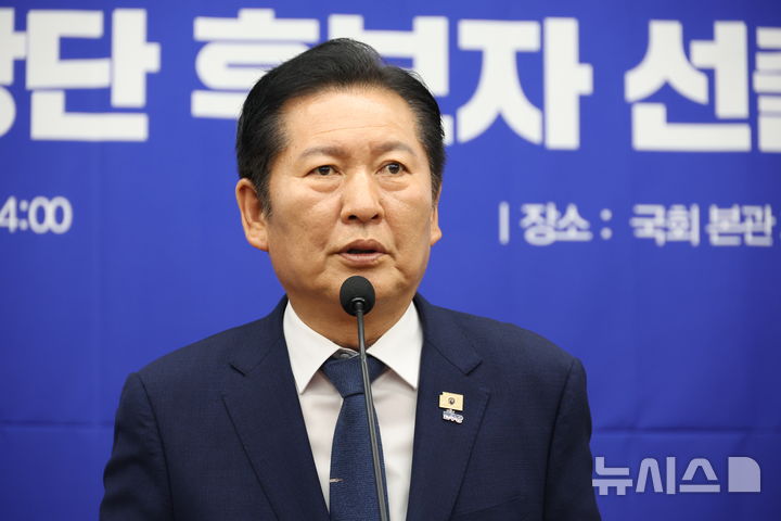 [서울=뉴시스] 조성봉 기자 = 정청래 더불어민주당 대표가 13일 오후 서울 여의도 국회에서 열린 국회의장 및 부의장 후보 선출 의원총회에서 발언을 하고 있다. 2026.05.13. suncho21@newsis.com