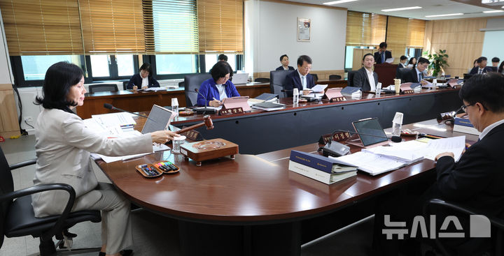 [서울=뉴시스] 조수정 기자 = 송경희 개인정보보호위원회 위원장이 13일 오후 서울 종로구 정부서울청사에서 열린 제9회 위원회 전체회의를 주재하고 있다. 2026.05.13. chocrystal@newsis.com
