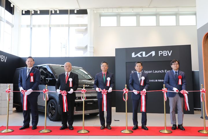 [서울=뉴시스] 13일 일본 도쿄 기아 PBV 재팬 도쿄니시 직영점에서 열린 '기아 PV5 일본 시장 공식 출시 행사'에서 참석자들이 테이프 커팅을 하고 있다. 왼쪽부터 기아 PBV 재팬 타지마 야스나리 대표이사, 일본자동차수입협회(JAIA) 부이사장 이리노 야쓰가즈 전무, 주일한국대사관 정경록 상무관, 기아 PBV비즈니스사업부장 김상대 부사장, 소지츠 자동차본부 하타케야마 타다시게 부장. (사진=기아 제공) 2026.05.13. photo@newsis.com *재판매 및 DB 금지
