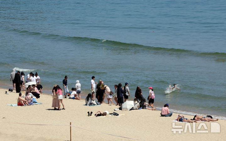  [부산=뉴시스] 하경민 기자 = 초여름 날씨를 보인 13일 부산 해운대구 해운대해수욕장을 찾은 시민과 관광객들이 물놀이를 즐기고 있다. 2026.05.13. yulnetphoto@newsis.com