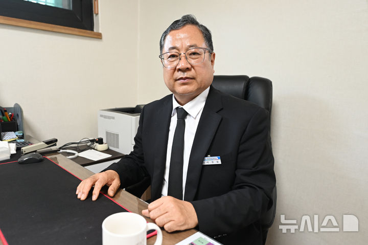 [광주=뉴시스] 이영주 기자 = 이경률 신임 국립5·18민주묘지 관리사무소장이 13일 광주 북구 운정동 국립5·18민주묘지 관리사무소에서 인터뷰하고 있다. 2026.05.13. leeyj2578@newsis.com