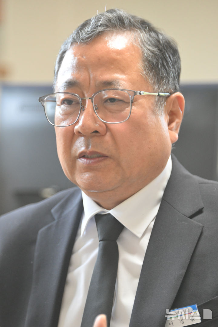 [광주=뉴시스] 이영주 기자 = 이경률 신임 국립5·18민주묘지 관리사무소장이 13일 광주 북구 운정동 국립5·18민주묘지 관리사무소에서 인터뷰하고 있다. 2026.05.13. leeyj2578@newsis.com