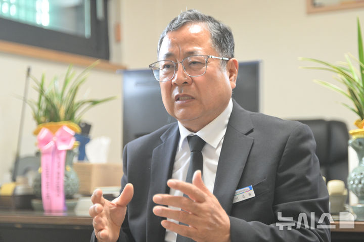 [광주=뉴시스] 이영주 기자 = 이경률 신임 국립5·18민주묘지 관리사무소장이 13일 광주 북구 운정동 국립5·18민주묘지 관리사무소에서 인터뷰하고 있다. 2026.05.13. leeyj2578@newsis.com