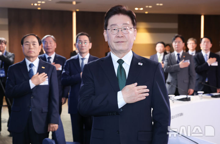 [울산=뉴시스] 고범준 기자 = 이재명 대통령이 13일 울산 동구 호텔현대 바이 라한 울산에서 열린 K-조선 미래비전 간담회에서 국민의례를 하고 있다. (청와대통신사진기자단) 2026.05.13. bjko@newsis.com