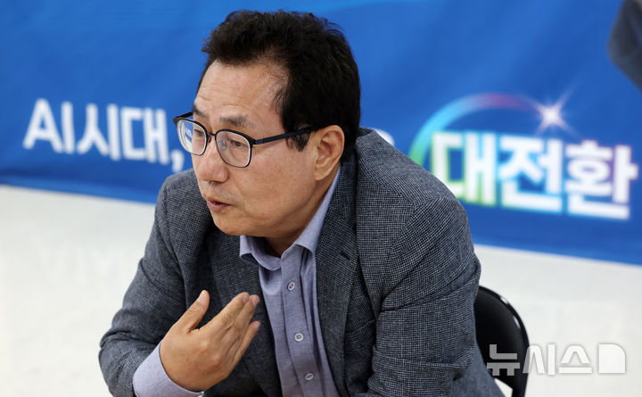 [서울=뉴시스] 조성우 기자 = 한만중 서울시교육감 예비후보가 13일 서울 마포구 선거사무소에서 뉴시스와 인터뷰를 하고 있다. 2026.05.17. xconfind@newsis.com
