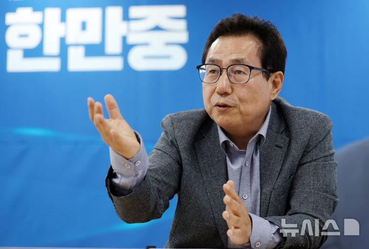 [서울=뉴시스] 조성우 기자 = 한만중 서울시교육감 예비후보가 13일 서울 마포구 선거사무소에서 뉴시스와 인터뷰를 하고 있다. 2026.05.17. xconfind@newsis.com