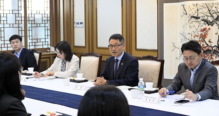 [서울=뉴시스] 허장 재정경제부 차관이 13일 서울 종로구 정부서울청사에서 '제1차 개발금융 자문위원회'를 주재하고 있다. (사진=재정경제부 제공) 2026.05.13. photo@newsis.com *재판매 및 DB 금지