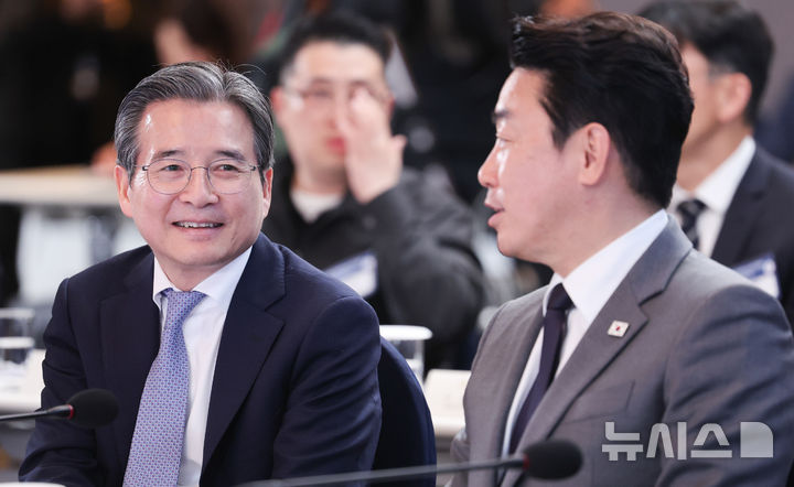 [울산=뉴시스] 고범준 기자 = 김용범 정책실장과 강훈식 비서실장이 13일 울산 동구 호텔현대 바이 라한 울산에서 열린 K-조선 미래비전 간담회에서 대화를 나누고 있다. (청와대통신사진기자단) 2026.05.13. bjko@newsis.com