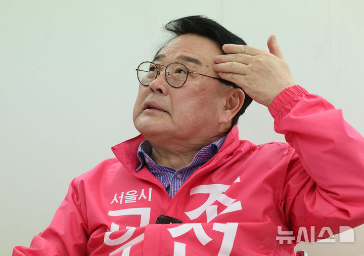 [서울=뉴시스] 최진석 기자 = 조전혁 서울시교육감 예비후보가 13일 서울 종로구 캠프 사무실에서 뉴시스와 인터뷰를 하고 있다. 2026.05.13. myjs@newsis.com