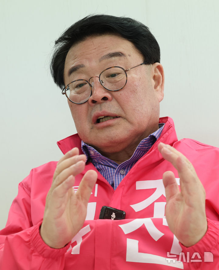 [서울=뉴시스] 최진석 기자 = 조전혁 서울시교육감 예비후보가 13일 서울 종로구 캠프 사무실에서 뉴시스와 인터뷰를 하고 있다. 2026.05.13. myjs@newsis.com