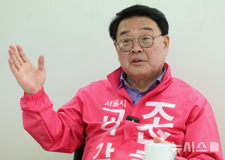 [서울=뉴시스] 최진석 기자 = 조전혁 서울시교육감 예비후보가 13일 서울 종로구 캠프 사무실에서 뉴시스와 인터뷰를 하고 있다. 2026.05.13. myjs@newsis.com