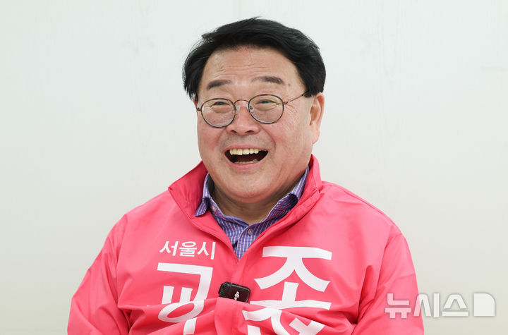 [서울=뉴시스] 최진석 기자 = 조전혁 서울시교육감 예비후보가 13일 서울 종로구 캠프 사무실에서 뉴시스와 인터뷰를 하고 있다. 2026.05.13. myjs@newsis.com