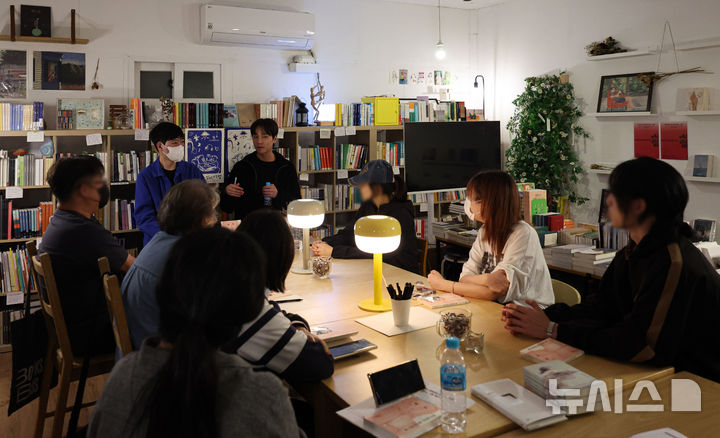 [서울=뉴시스] 권창회 기자 = 13일 서울 마포구 책방연희에서 '문화요일 수요일X심야책방' 지원사업의 일환으로 성동혁 시인과의 만남 행사가 진행되고 있다. 2026.05.13. kch0523@newsis.com