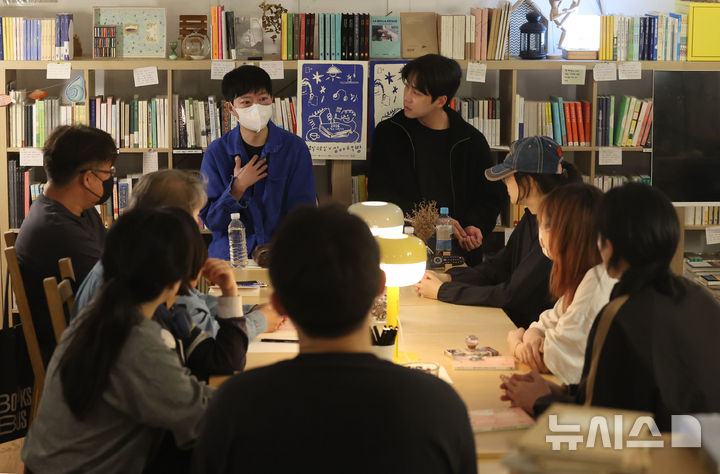 [서울=뉴시스] 권창회 기자 = 13일 서울 마포구 책방연희에서 '문화요일 수요일X심야책방' 지원사업의 일환으로 진행된 성동혁 시인과의 만남에서 성동혁 시인이 발언하고 있다. 2026.05.13. kch0523@newsis.com