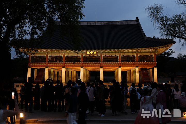 [서울=뉴시스] 권창회 기자 = 2026 경복궁 야간개장 첫 날인 13일 서울 종로구 경복궁에서 시민들이 관람하고 있다. 국가유산청 궁능유적본부는 오늘부터 약 한 달간 경복궁 야간 관람을 운영한다. 2026.05.13. kch0523@newsis.com