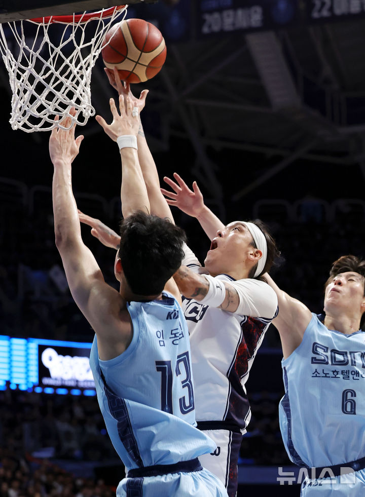 [고양=뉴시스] 홍효식 기자 = 13일 경기도 고양시 일산서구 고양 소노 아레나에서 열린 '2025-2026 KBL 챔피언결정전 5차전' 고양 소노 스카이거너스와 부산 KCC 이지스의 경기, KCC 최준용이 슛하고 있다. 2026.05.13. yesphoto@newsis.com