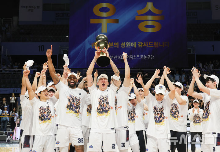 [고양=뉴시스] 홍효식 기자 = 13일 경기도 고양시 일산서구 고양 소노 아레나에서 열린 '2025-2026 KBL 챔피언결정전 5차전' 고양 소노 스카이거너스와 부산 KCC 이지스의 경기, 68-76으로 승리하며 우승을 차지한 KCC 선수들이 우승 트로피를 들어 올리고 있다. 2026.05.13. yesphoto@newsis.com