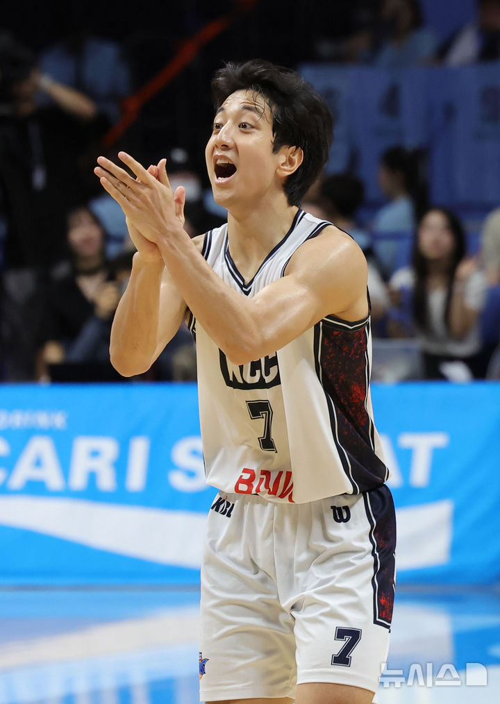 [고양=뉴시스] 홍효식 기자 = 13일 경기도 고양시 일산서구 고양 소노 아레나에서 열린 '2025-2026 KBL 챔피언결정전 5차전' 고양 소노 스카이거너스와 부산 KCC 이지스의 경기, KCC 허훈이 경기 종료 임박을 앞두고 박수치고 있다. 2026.05.13. yesphoto@newsis.com