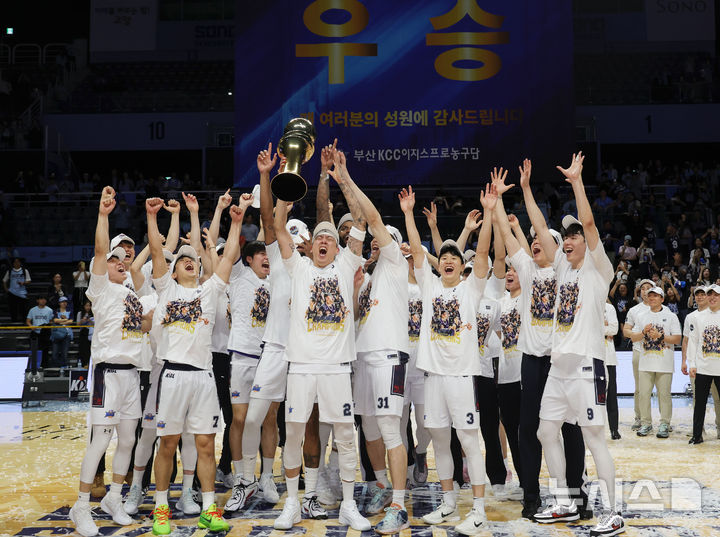 [고양=뉴시스] 홍효식 기자 = 13일 경기도 고양시 일산서구 고양 소노 아레나에서 열린 '2025-2026 KBL 챔피언결정전 5차전' 고양 소노 스카이거너스와 부산 KCC 이지스의 경기, 68-76으로 승리하며 우승을 차지한 KCC 선수들이 기뻐하고 있다. 2026.05.13. yesphoto@newsis.com