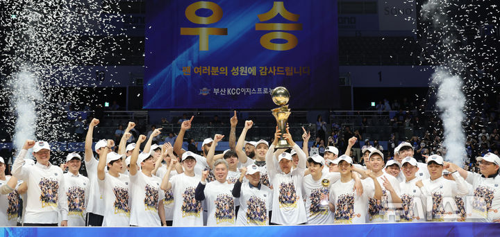 [고양=뉴시스] 홍효식 기자 = 13일 경기도 고양시 일산서구 고양 소노 아레나에서 열린 '2025-2026 KBL 챔피언결정전 5차전' 고양 소노 스카이거너스와 부산 KCC 이지스의 경기, 68-76으로 승리하며 우승을 차지한 KCC 이상민 감독을 비롯한 선수들이 기뻐하고 있다. 2026.05.13. yesphoto@newsis.com