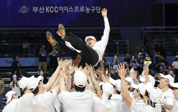 [고양=뉴시스] 홍효식 기자 = 13일 경기도 고양시 일산서구 고양 소노 아레나에서 열린 '2025-2026 KBL 챔피언결정전 5차전' 고양 소노 스카이거너스와 부산 KCC 이지스의 경기, 68-76으로 승리하며 우승을 차지한 KCC 이상민 감독이 헹가래를 받고 있다. 2026.05.13. yesphoto@newsis.com