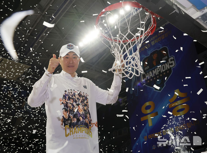 [고양=뉴시스] 홍효식 기자 = 13일 경기도 고양시 일산서구 고양 소노 아레나에서 열린 '2025-2026 KBL 챔피언결정전 5차전' 고양 소노 스카이거너스와 부산 KCC 이지스의 경기, 68-76으로 승리하며 우승을 차지한 KCC 이상민 감독이 골대 그물을 커팅한 뒤 포즈를 취하고 있다. 2026.05.13. yesphoto@newsis.com
