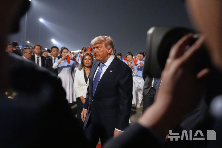 [베이징=AP/뉴시스]도널드 트럼프 미 대통령이 13일 중국 베이징 국제공항에 도착했다. 2026.5.14. 